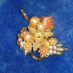 Beautiful Vintage Fall/Winter Brooch